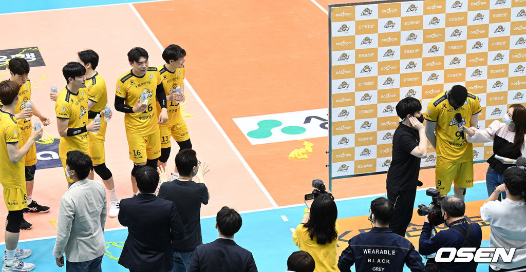 케이타를 축하하기 위해 모인 KB손해보험 선수단 2022.04.07 /sunday@osen.co.kr