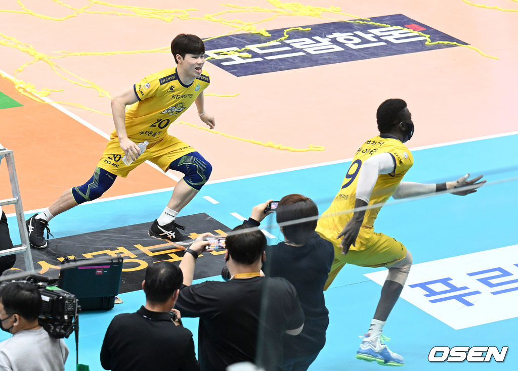 인터뷰가 끝나자마자 물세례를 피해 달리는 케이타 2022.04.07 /sunday@osen.co.kr