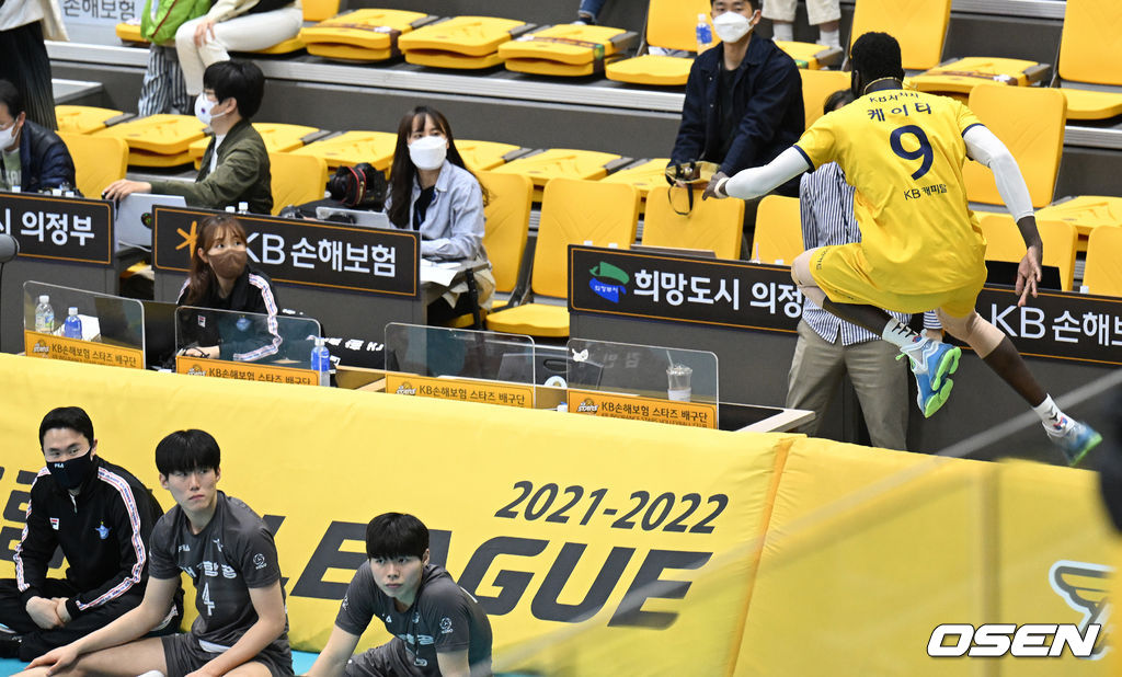 인터뷰가 끝나자마자 물세례를 피해 달리는 케이타 2022.04.07 /sunday@osen.co.kr