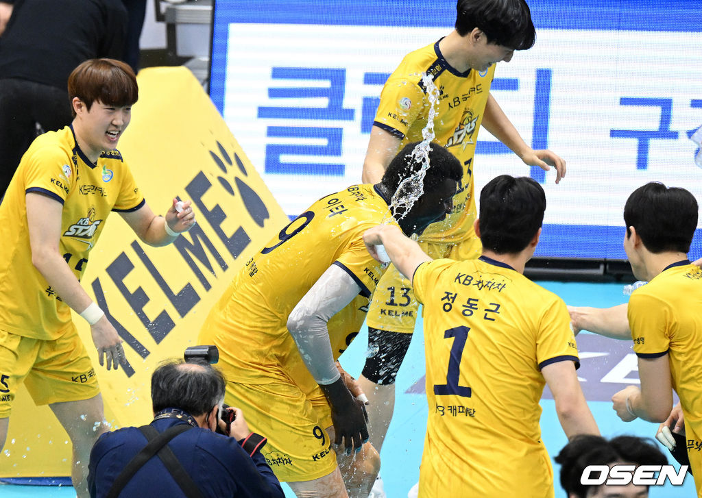 동료들에게 물세례 축하 받는 케이타 2022.04.07 /sunday@osen.co.kr