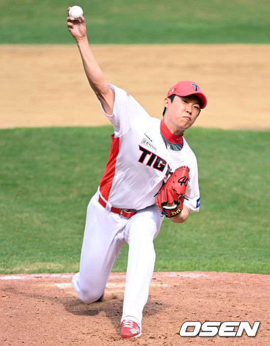 2022 시범경기에서 투구를 하고 있는 유승철./OSEN DB