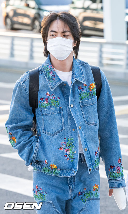 보이 그룹 방탄소년단(BTS)의 멤버 RM, 진, 슈가, 지민, 뷔가 미국 라스베이거스에서 진행되는 '제64회 그래미어워드'(GRAMMY AWARDS)에 참석 및 미국 라스베이거스 얼리전트 스타디움(Allegiant Stadium)에서 개최되는 공연 일정에 참석하기 위해 28일 오후 인천 중구 운서동 인천국제공항 제 2여객터미널을 통해 출국했다.<br /><br />방탄소년단 진이 출국장을 향해 걸어가고 있다. 2022.03.28 /rumi@osen.co.kr