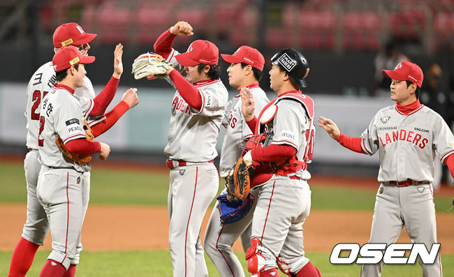승리한 SSG 선수들이 마운드에 하이파이브를 나누고 있다. 2022.04.06 / dreamer@osen.co.kr