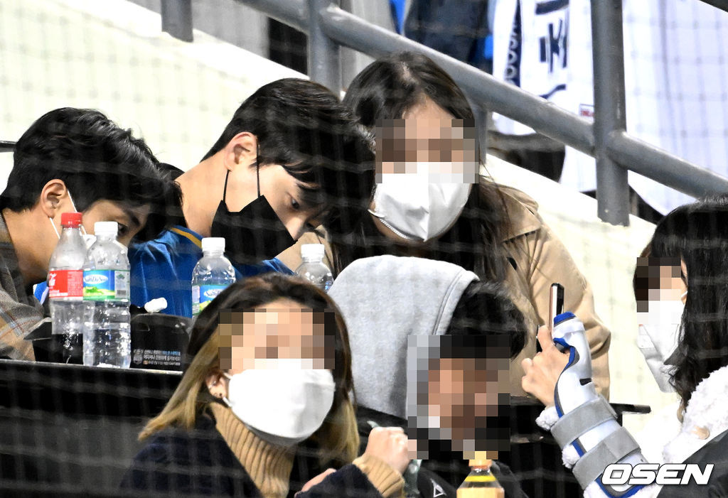 잠실야구장을 찾은 가수 이찬원이 팬들에게 사인을 해주고 있다. 2022.04.07 /jpnews@osen.co.kr