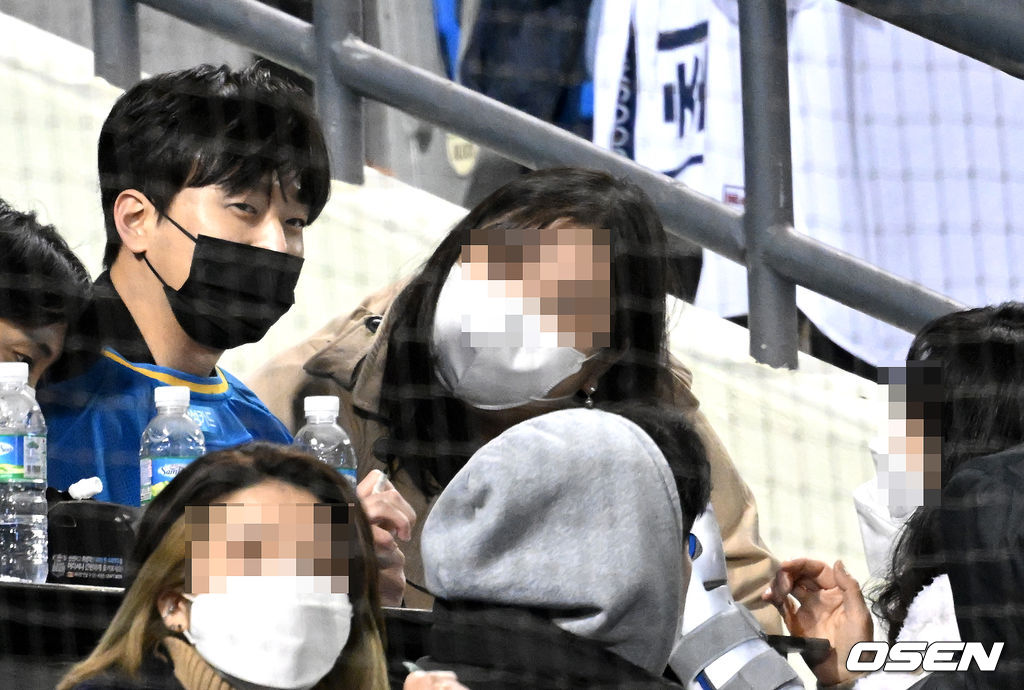 잠실야구장을 찾은 가수 이찬원이 팬들에게 사인을 해주고 있다. 2022.04.07 /jpnews@osen.co.kr