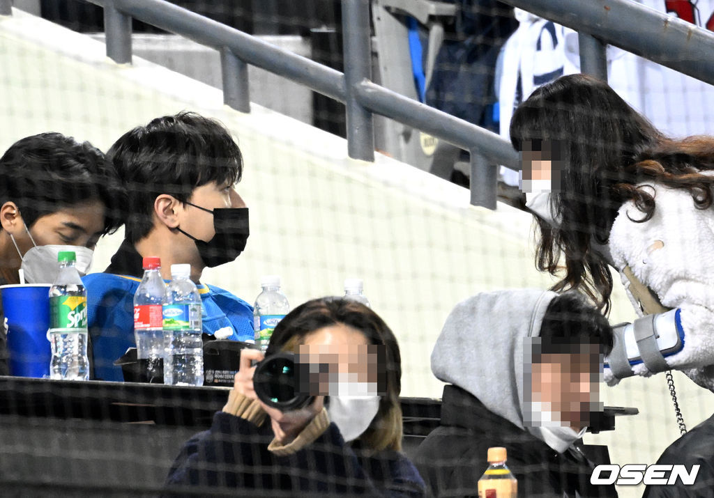 잠실야구장을 찾은 가수 이찬원이 팬들과 이야기를 나누고 있다. 2022.04.07 /jpnews@osen.co.kr
