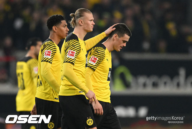 [사진] 전반 2분 교체로 그라운드를 빠져나가는 레이나 / ⓒGettyimages(무단전재 및 재배포 금지)