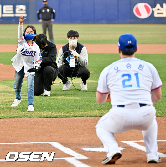 박건희 어린이는 시구를 맡고 오승환은 시포에 나섰다. 박건희 어린이와 오승환은 시구를 마친 뒤 하늘을 가리키는 세리머니를 연출했다.. 2022.04.08 /rumi@osen.co.kr