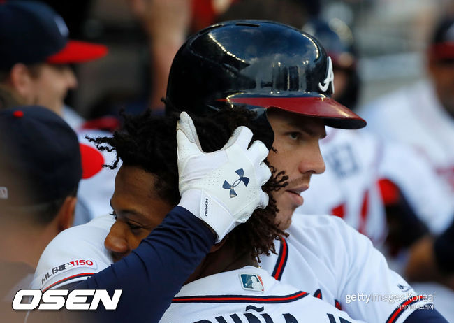 [사진] 프레디 프리먼이 애틀랜타 시절 로날드 아쿠냐 주니어와 포옹하며 기뻐하고 있다. ⓒGettyimages(무단전재 및 재배포 금지)
