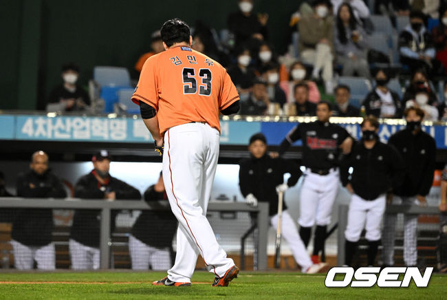 4회초 1사 2,3루에서 한화 김민우가 KT 박병호에 헤드샷으로 퇴장을 당했다. 김민우가 KT 더그아웃에 다가가 미안함을 전하고 있다. 2022.04.08