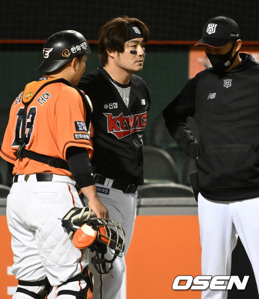4회초 1사 2,3루에서 한화 김민우가 KT 박병호에 헤드샷으로 퇴장을 당했다. 박병호가 감정을 추스르며 최재훈과 이야기를 나누고 있다. 2022.04.08 /jpnews@osen.co.kr