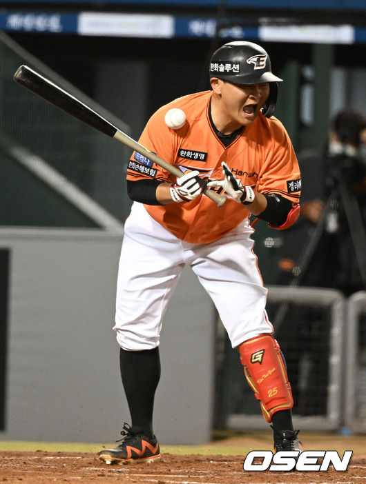 4회말 2사 1,2루에서 한화 김태연이 KT 쿠에바스의 사구에 괴로워하고 있다. 2022.04.08 