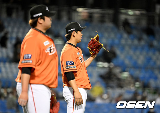 8회초 무사 만루에서 한화 정민규가 KT 라모스의 내야 땅볼 타구에 실책을 범하며 아쉬워하고 있다. 2022.04.08 