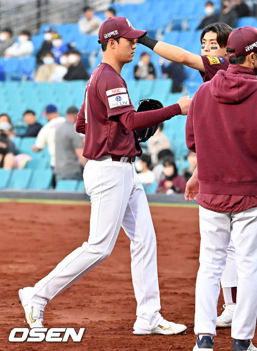 1회말을 마치고 키움 선발 안우진이 덕아웃으로 들어오며 이정후의 축하를 받고 있다. 2022.04.08 /rumi@osen.co.kr