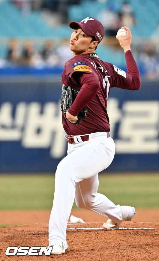 키움 선발 안우진이 마운드 위에서 힘차게 공을 뿌리고 있다. 2022.04.08 /rumi@osen.co.kr