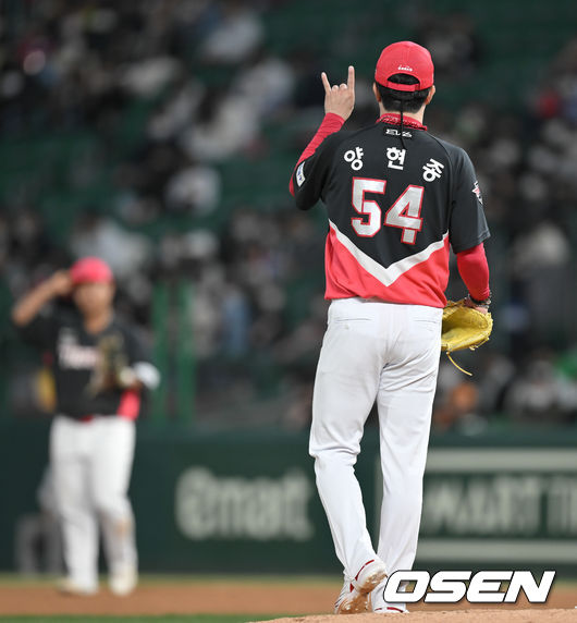 4회말 1사 KIA 양현종 선발투수가 SSG 최주환의 안타성 타구를 잡아낸 황대인 1루수에게 고마움을 표시하고 있다  2022.04.08 / soul1014@osen.co.kr