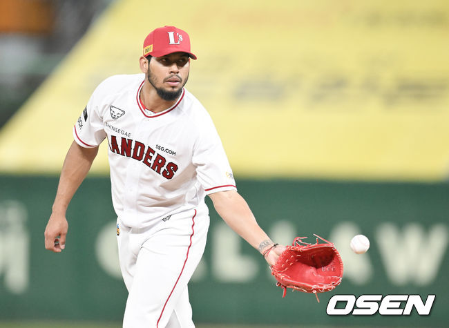 5회초 SSG 선발투수 폰트가 공을 받고 있다. 2022.04.08 / soul1014@osen.co.kr