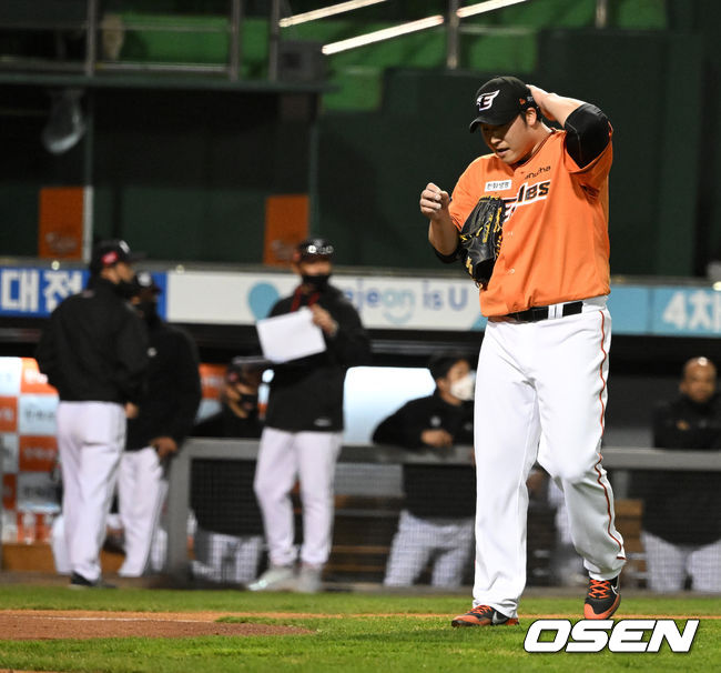 4회초 1사 2,3루에서 한화 김민우가 KT 박병호에 헤드샷으로 퇴장을 당하고 있다. 2022.04.08 /jpnews@osen.co.kr