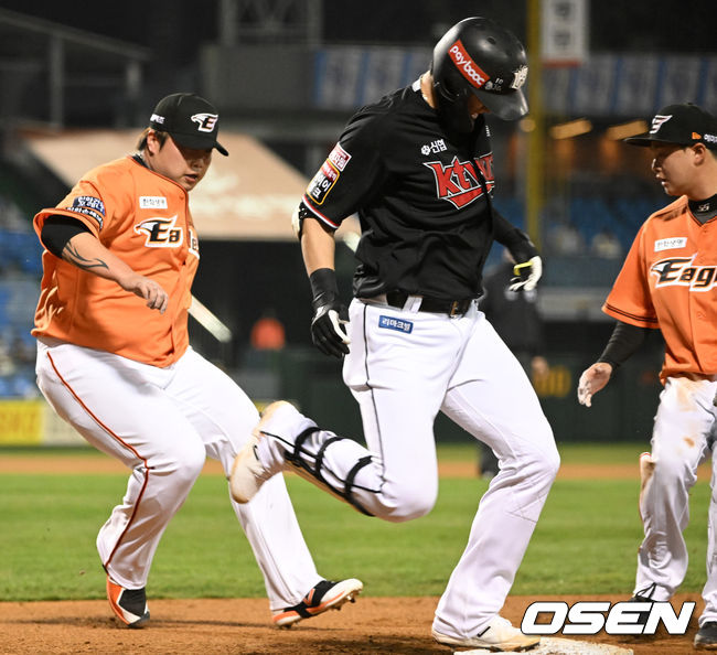 8회초 무사 1루에서 KT 김민혁이 희생번트에 한화 윤호솔, 이도윤에 앞서 1루 베이스를 밟고 있다. 2022.04.08 
