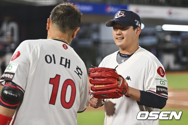 롯데 자이언츠 나균안이 6회 마운드를 내려오고 이대호의 마중을 받고 있다. 2022.04.08 / foto0307@osen.co.kr