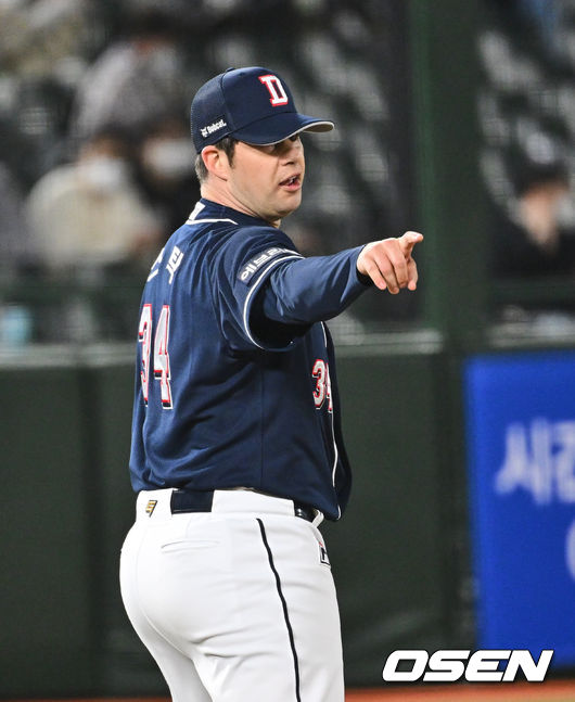 두산 베어스 스탁이 3회말 수비를 무실점으로 막고 활짝 웃고 있다. 2022.04.08 / foto0307@osen.co.kr