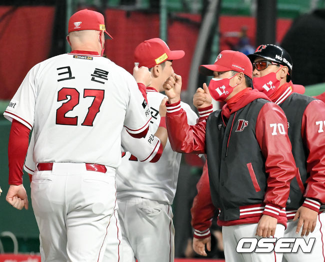 경기종료 후 SSG 김원형 감독이 결승타 주인공 크론과 하이파이브를 하고 있다. 2022.04.08 / soul1014@osen.co.kr