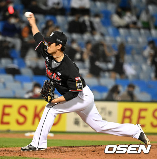 6회말 2사 3루에서 KT 주권이 마운드에 올라 역투하고 있다. 2022.04.08 /jpnews@osen.co.kr