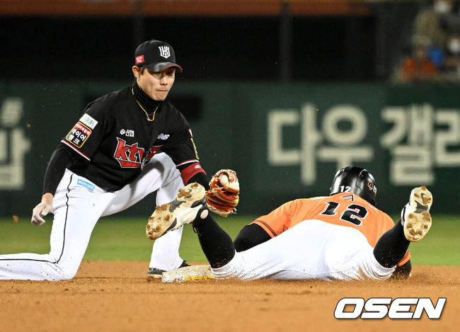 8일 대전 한화생명이글스파크에서 2022 신한은행 SOL KBO리그 한화 이글스와 KT 위즈의 경기가 열렸다.6회말 1사 1루에서 한화 터크먼이 2루 도루에 성공하고 있다. KT 유격수는 심우준. 2022.04.08 /jpnews@osen.co.kr