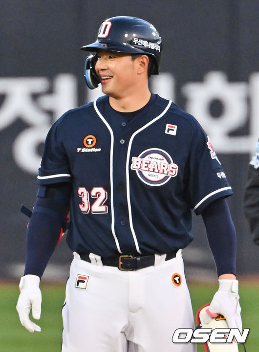 두산 베어스 김재환이 1회초 1타점 적시타를 치고 활짝 웃고 있다. 2022.04.08 / foto0307@osen.co.kr