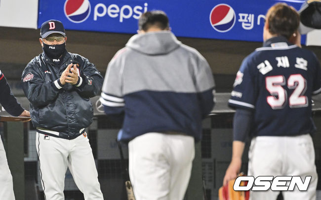 두산 베어스 김태형 감독이 롯데를 6-1로 이긴 후 선수들에게 박수를 치고 있다. 2022.04.08 / foto0307@osen.co.kr