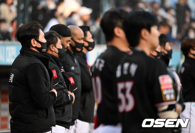 KT 이강철 감독과 선수들이 국민의례를 하고 있다. 2022.04.08 /jpnews@osen.co.kr