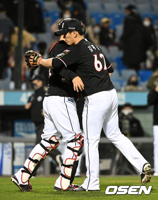 경기를 마치고 KT 김재윤과 장성우가 승리를 기뻐하고 있다. 2022.04.08