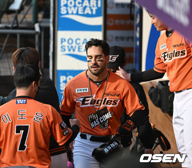 1회말 2사에서 한화 터크먼이 선제 솔로포를 날리고 동료선수들과 기뻐하고 있다. 2022.04.08