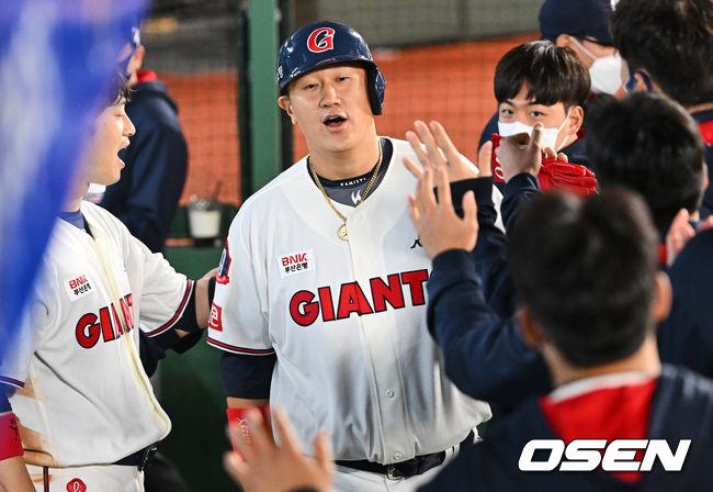 롯데 자이언츠 이대호가 4회말 한동희의 적시타때 득점을 올리고 하이파이브를 하고 있다. 2022.04.08 / foto0307@osen.co.kr