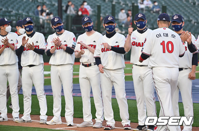 개막식에서 롯데 자이언츠 이대호가 선수들과 하이파이브를 하고 있다. 2022.04.08 