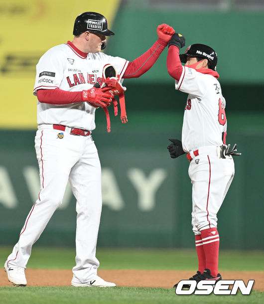 7회말 무사 2,3루 SSG 크론이 선취 2타점 적시 2루타를 날린뒤 조동화 코치와 하이파이브를 하고 있다. 2022.04.08 / soul1014@osen.co.kr