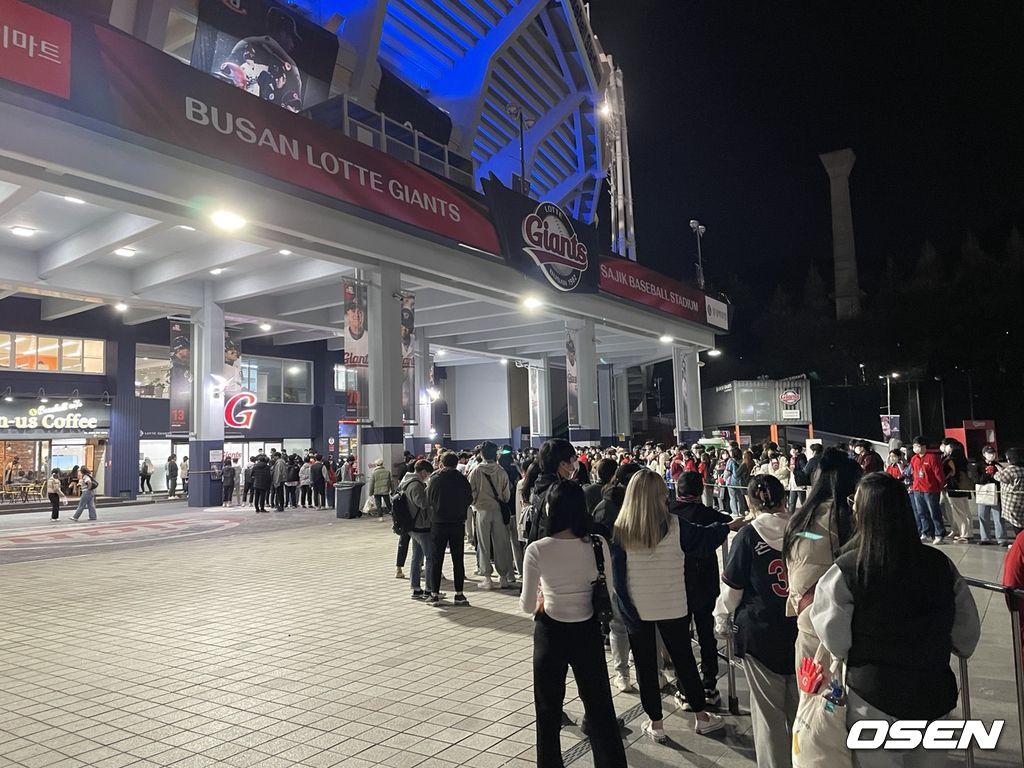 8일 부산 사직구장 앞, 선수단을 기다리는 팬들