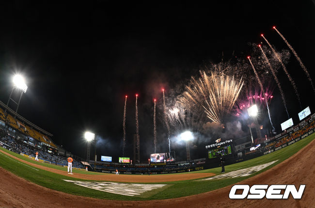 클리닝 타임에 불꽃놀이가 펼쳐지고 있다. 2022.04.08 