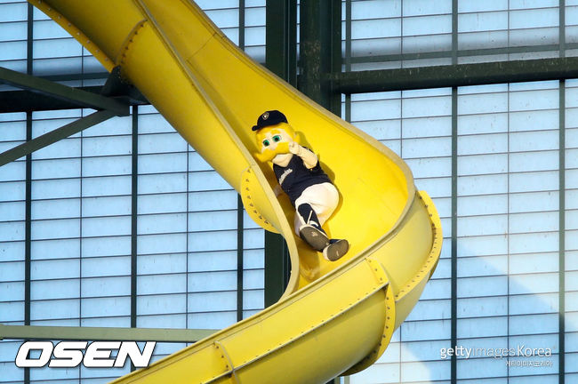 [사진] 밀워키 브루어스 마스코트 버니 브루어가 홈런 직후 미끄럼틀을 타고 내려오고 있다. ⓒGettyimages(무단전재 및 재배포 금지)