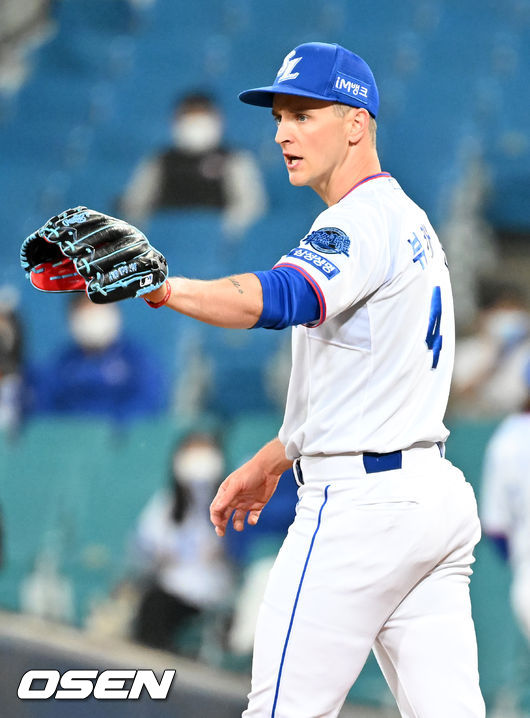 6회초 키움 선두타자로 나온 푸이그가 3루수 앞 땅볼로 물러나자 삼성 선발 뷰캐넌에게 사인을 보내고 있다. 2022.04.08 /rumi@osen.co.kr