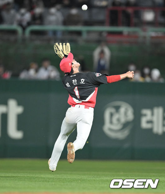 8일 오후 인천 SSG랜더스필드에서 2022 신한은행 SOL KBO리그 SSG 랜더스와 KIA 타이거즈의 경기가 진행됐다. 8회말 1사 2루 SSG 최정의 빗맞은 타구를 박찬호 유격수가 호수비 펼치며 잡아내고 있다. 2022.04.08 / soul1014@osen.co.kr