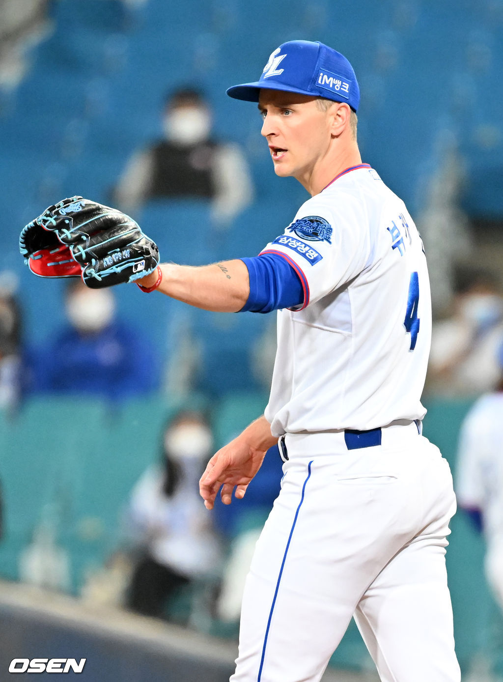 6회초 키움 선두타자로 나온 푸이그가 3루수 앞 땅볼로 물러나자 삼성 선발 뷰캐넌에게 사인을 보내고 있다. 2022.04.08 /rumi@osen.co.kr