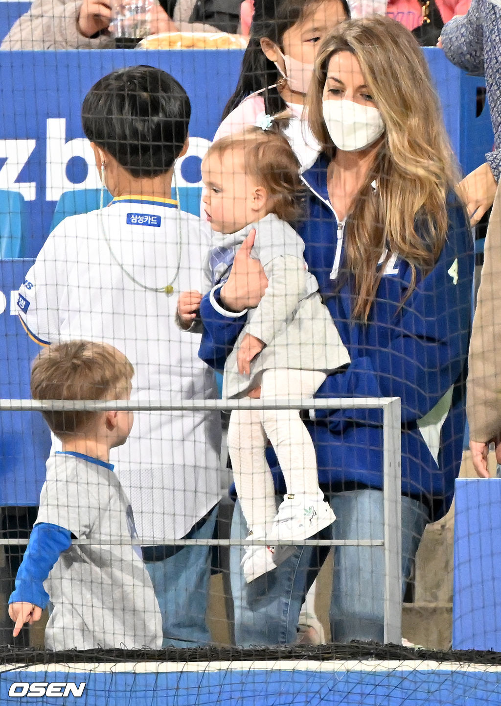 삼성 선발 뷰캐넌의 경기를 응원하기 위해 최근 mbc에브리원 예능 ‘한국은 처음이지’에 출연한 적이 있는 뷰캐넌의 아내 애슐리와 아들 브래들리, 딸 릴리가 관중석 에서 응원을 하고 있다. 2022.04.08 /rumi@osen.co.kr   