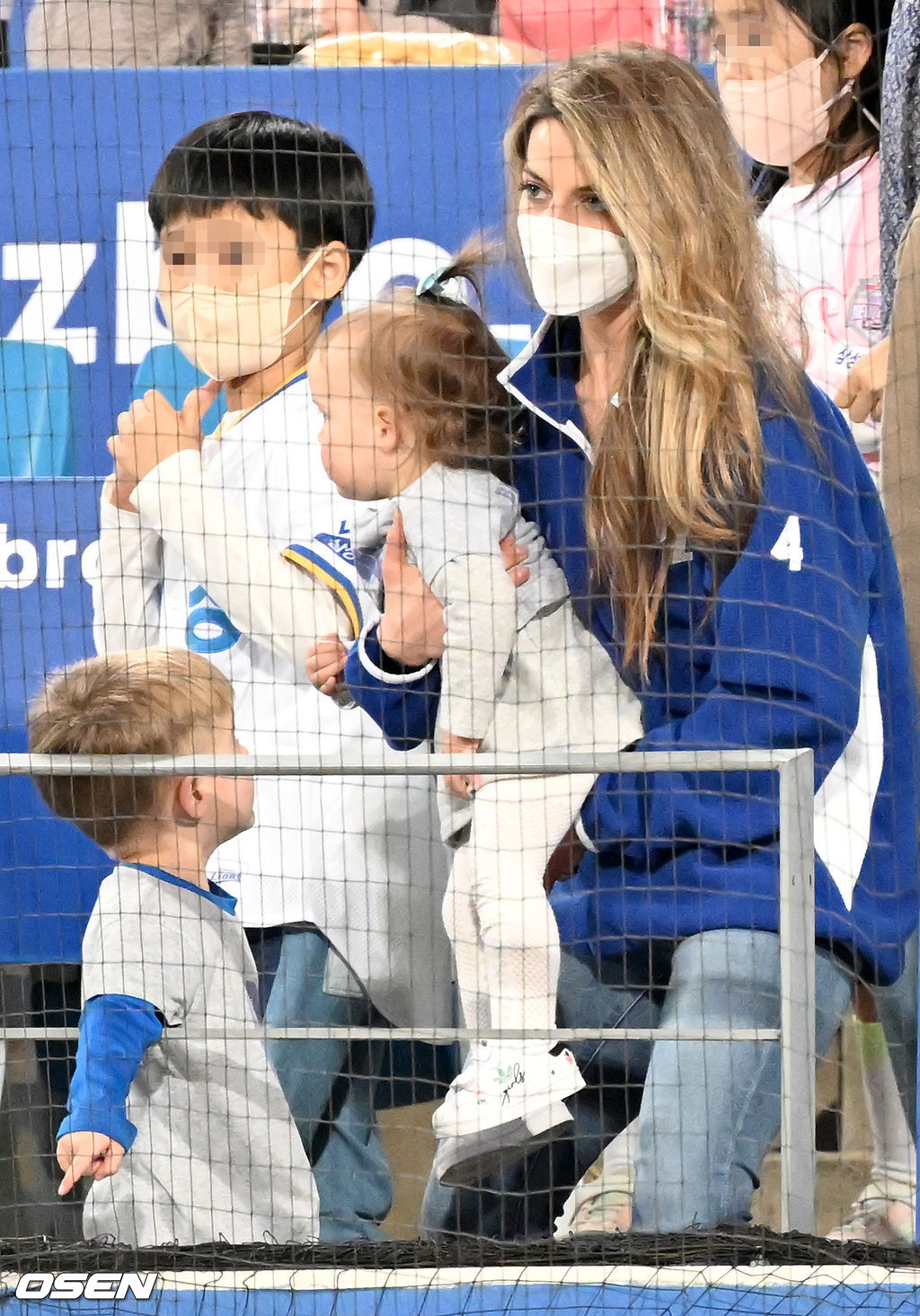 삼성 선발 뷰캐넌의 경기를 응원하기 위해 최근 mbc에브리원 예능 ‘한국은 처음이지’에 출연한 적이 있는 뷰캐넌의 아내 애슐리와 아들 브래들리, 딸 릴리가 관중석 에서 응원을 하고 있다. 아들 브래들리가 관중석 맨 앞 철망으로 가서 아빠인 뷰캐넌을 외치자 애슐리가 아들을 데리러 내려오고 있다. 2022.04.08 /rumi@osen.co.kr   