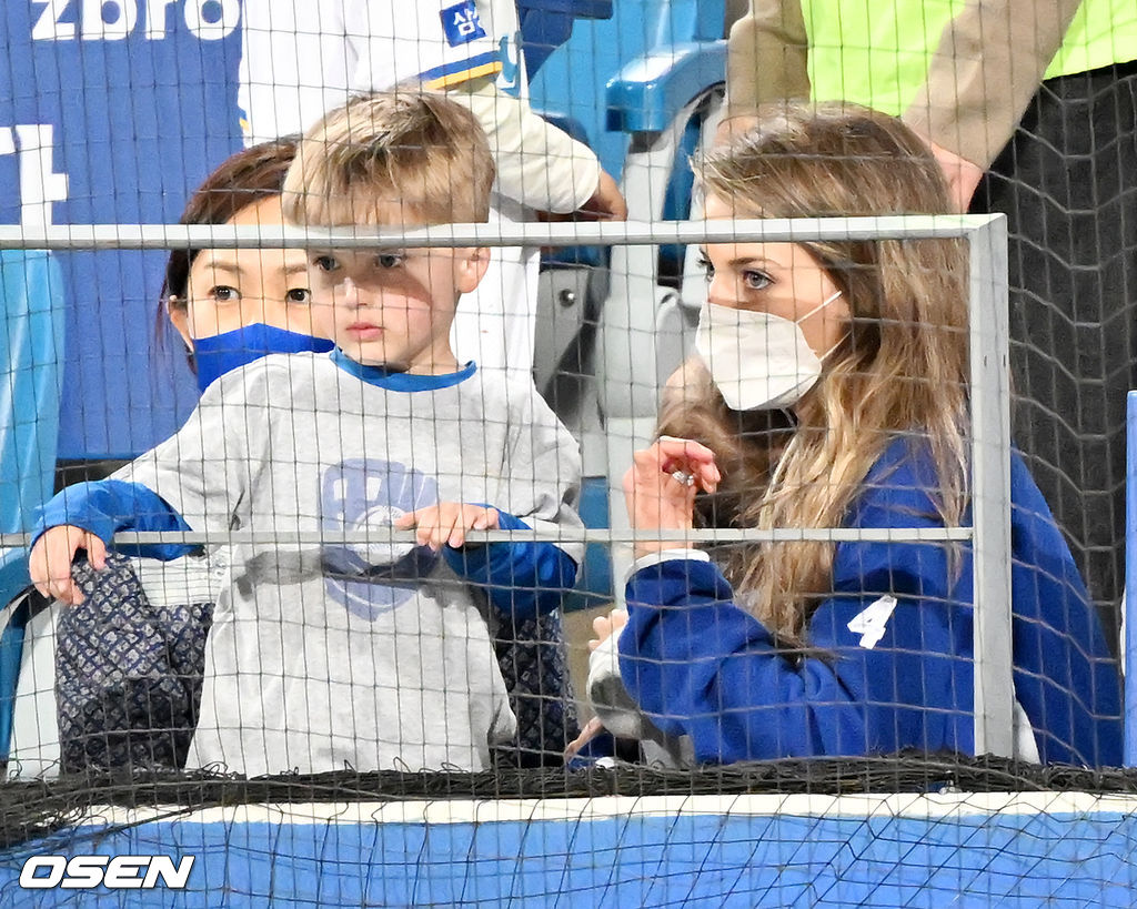 삼성 선발 뷰캐넌의 경기를 응원하기 위해 최근 mbc에브리원 예능 ‘한국은 처음이지’에 출연한 적이 있는 뷰캐넌의 아내 애슐리와 아들 브래들리, 딸 릴리가 관중석 에서 응원을 하고 있다. 아들 브래들리가 관중석 맨 앞 철망으로 가서 아빠인 뷰캐넌을 외치자 애슐리가 아들을 데리러 내려와 설득하고 있다. 2022.04.08 /rumi@osen.co.kr   