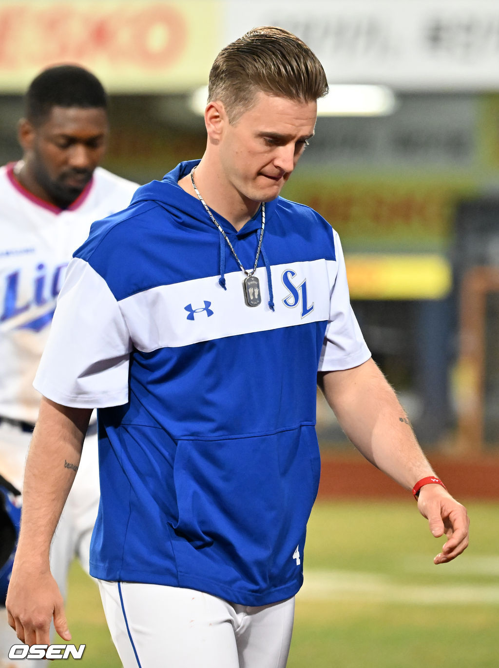 경기를 마치고 7이닝 1실점 호투에도 패전 투수가 된 삼성 뷰캐넌이 입술을 깨물며 아쉬운 표정을 짓고 있다 . 2022.04.08 /rumi@osen.co.kr