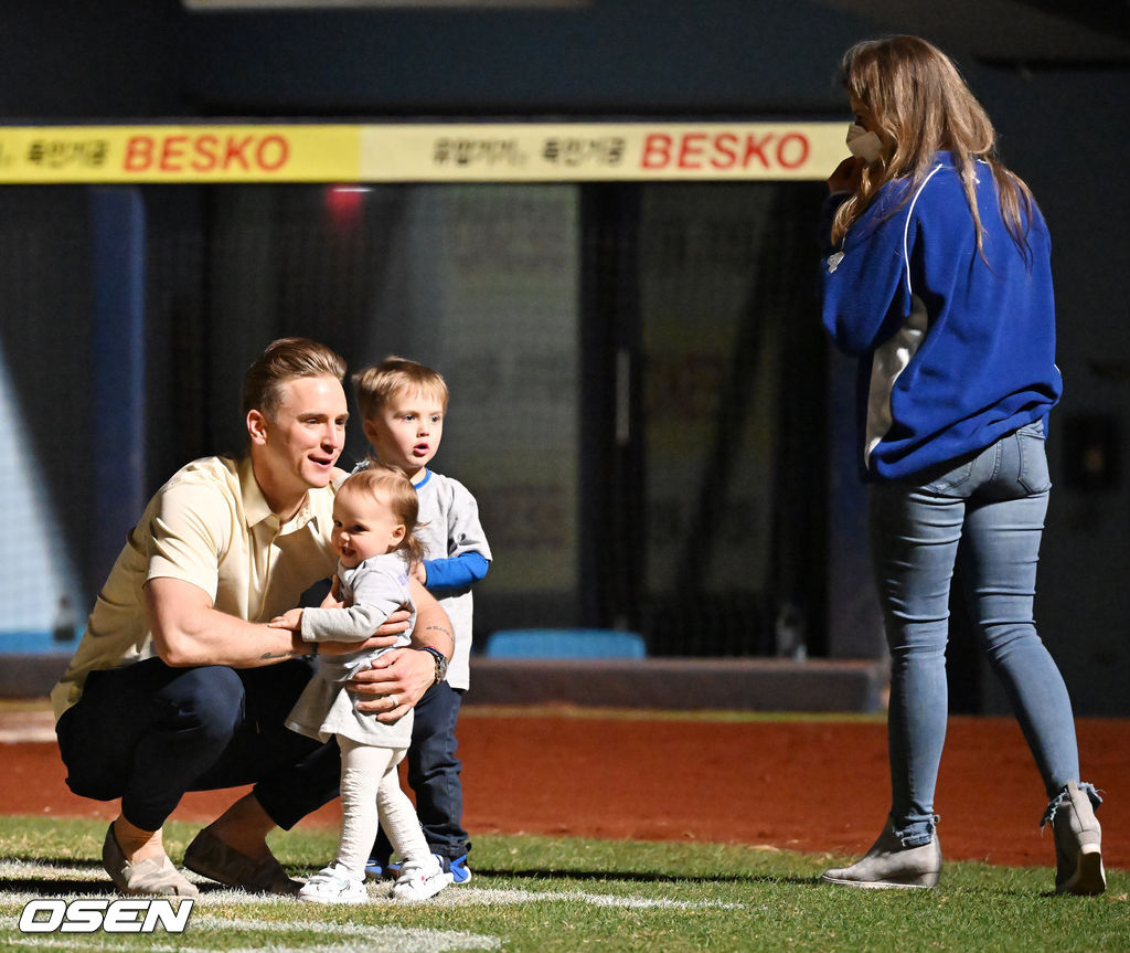 경기를 마치고 2G 연속 QS에도 2패를 떠안은 삼성 에이스 뷰캐넌이 불 꺼진 그라운드 위에서 최근 예능에 함께 출연했던 가족들을 만나 잠시 즐거운 시간을 보내고 있다. 2022.04.08 /rumi@osen.co.kr
