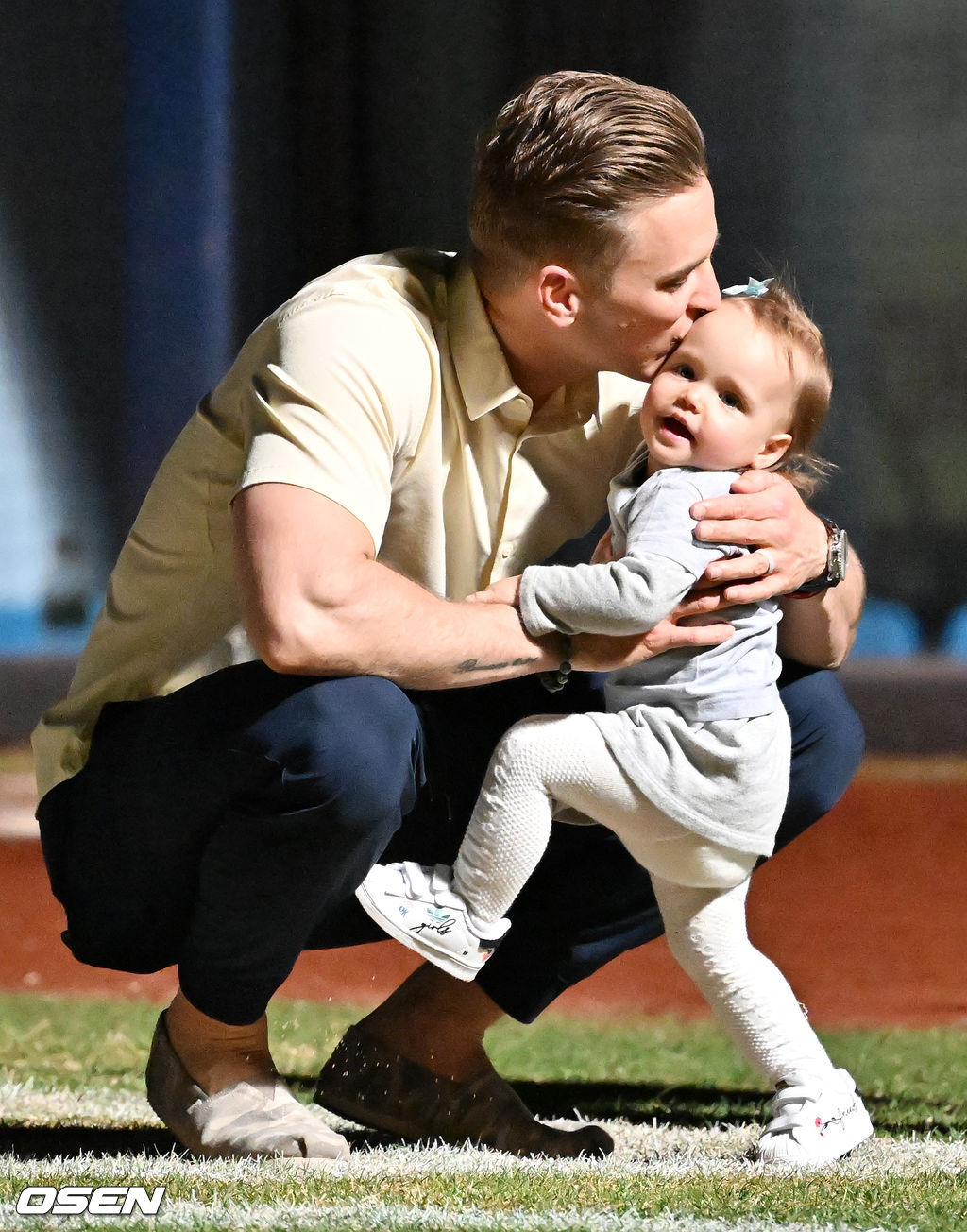 경기를 마치고 2G 연속 QS에도 2패를 떠안은 삼성 에이스 뷰캐넌이 불 꺼진 그라운드 위에서 최근 예능에 함께 출연했던 가족들을 만나 잠시 즐거운 시간을 보내고 있다. 2022.04.08 /rumi@osen.co.kr