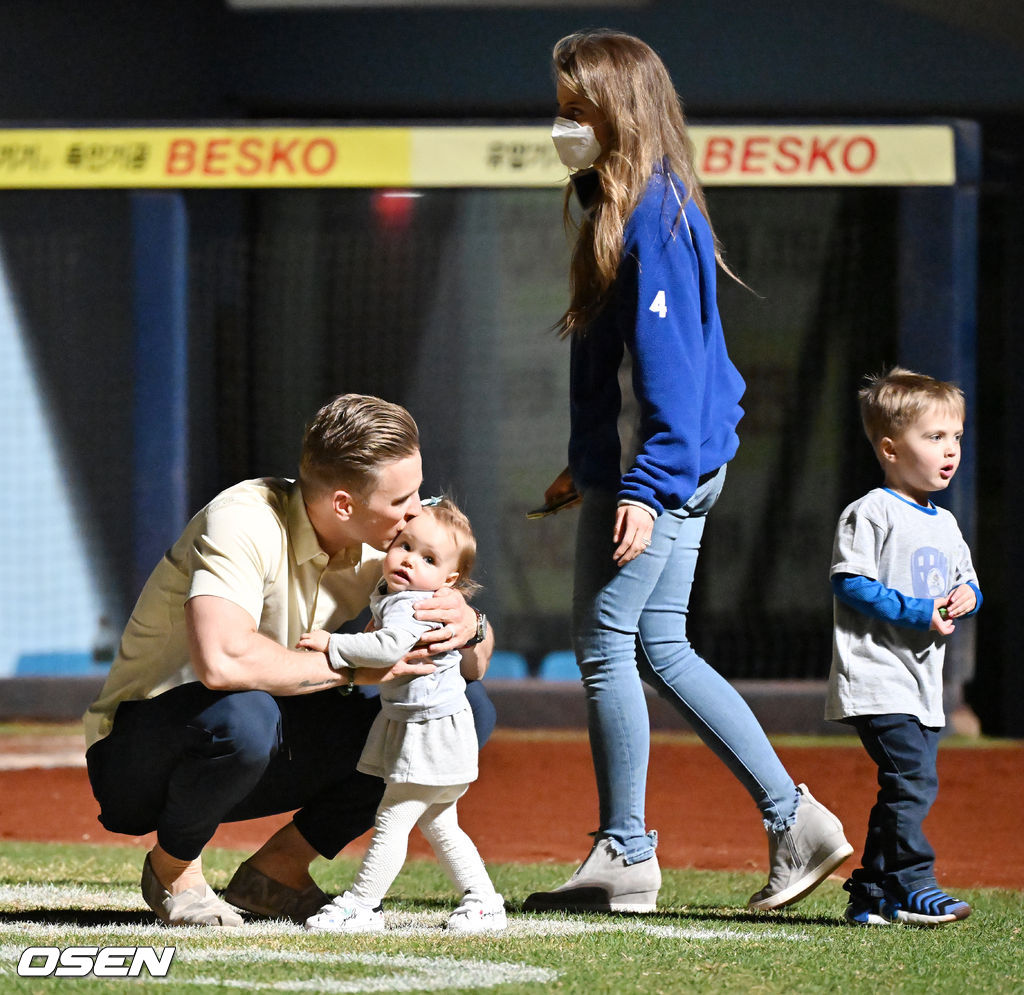 경기를 마치고 2G 연속 QS에도 2패를 떠안은 삼성 에이스 뷰캐넌이 불 꺼진 그라운드 위에서 최근 예능에 함께 출연했던 가족들을 만나 잠시 즐거운 시간을 보내고 있다. 2022.04.08 /rumi@osen.co.kr