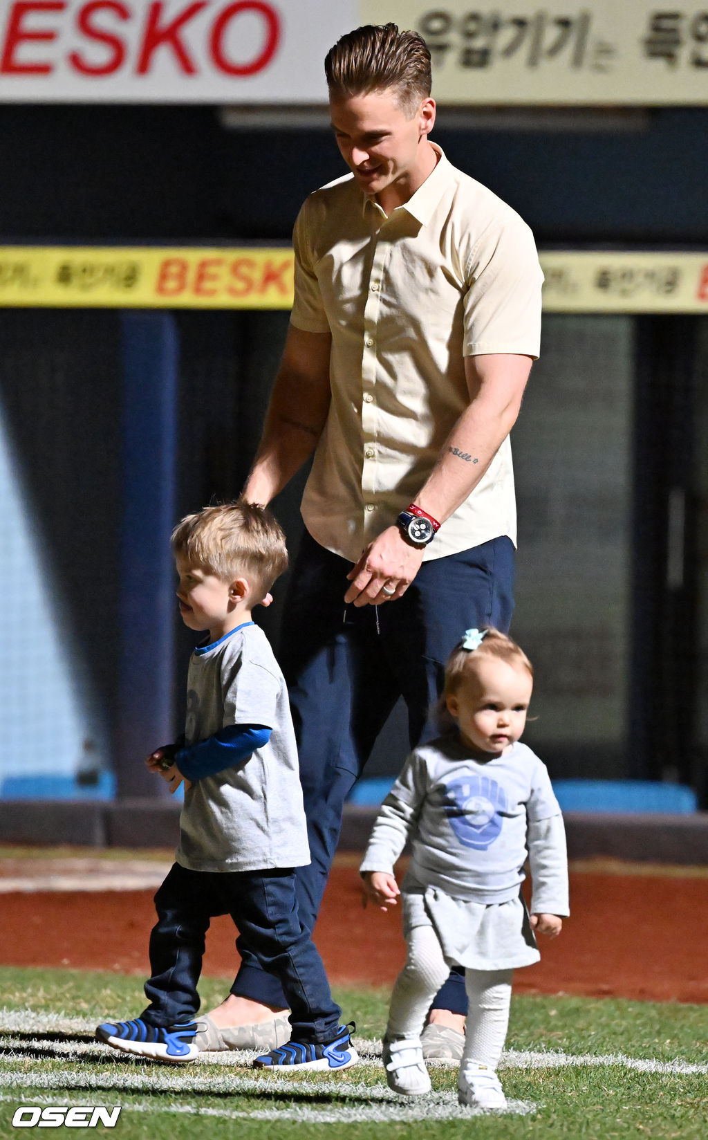 경기를 마치고 2G 연속 QS에도 2패를 떠안은 삼성 에이스 뷰캐넌이 불 꺼진 그라운드 위에서 최근 예능에 함께 출연했던 가족들을 만나 잠시 즐거운 시간을 보내고 있다. 2022.04.08 /rumi@osen.co.kr
